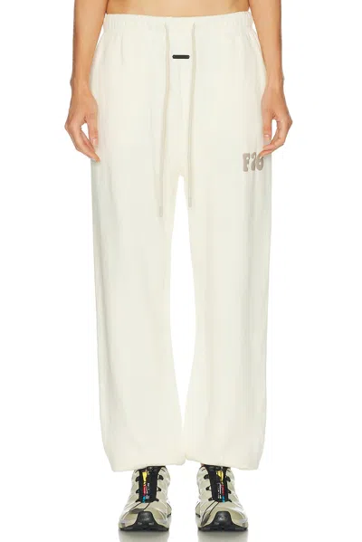 Essentials Classic Fleece Sweatpant In White