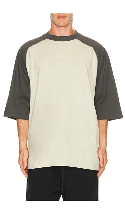 ESSENTIALS SIGNATURE BASEBALL TEE