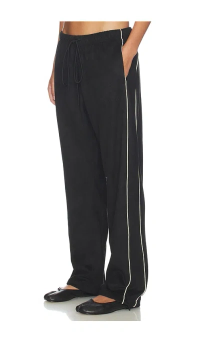 Essentials Signature Relaxed Pant In Black