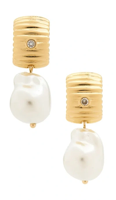 Ettika Ribbed Pearl Drop Earrings In Pearl & Gold