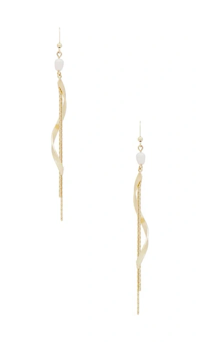 Ettika Ohrringe Twisted Gold Freshwater Pearl Dangle In Metallic Gold