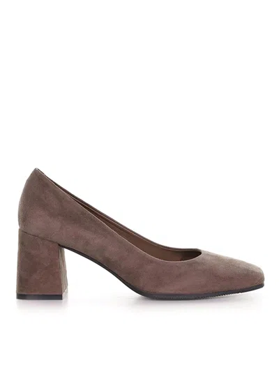 Evaluna Round Toe Pumps In Suede In Brown