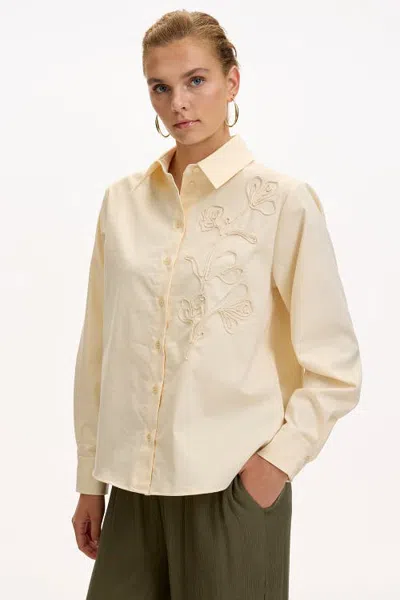 Exquise Kierra Floral Embroidered Button-up Shirt In Blue