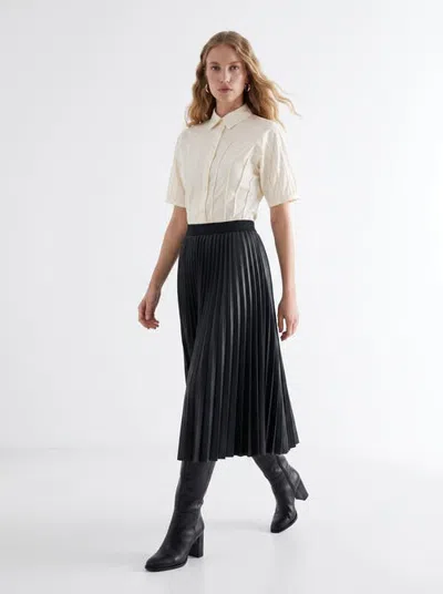 Exquise Pleated Faux Leather Midi Skirt With Elastic Waist In Black