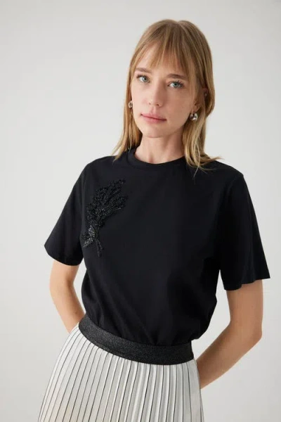 Exquise Regular Embroidered Crew Neck T-shirt In Black