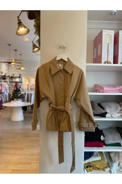 Exquise Women's Kelly Cropped Trench Coat In Camel In Brown