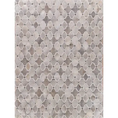 Exquisite Rugs Natural Hide Hand Stitched Leather Hide On Felt Silver/ivory/dark Gray Area Rug In Ivory;silver;dark Gray