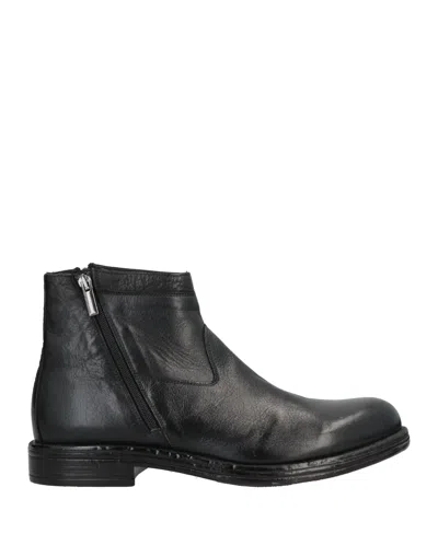 Exton Ankle Boots In Black