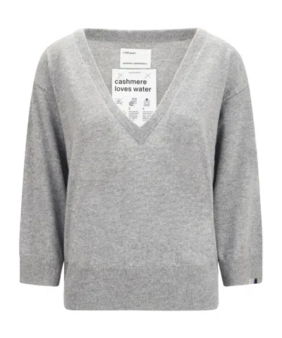 Extreme Cashmere V-neck Knitted Jumper In Gray