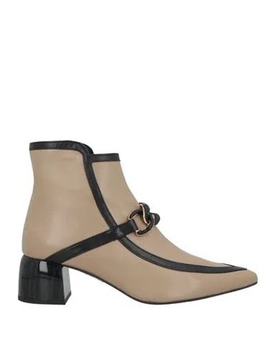 Ezzio Woman Ankle Boots Beige Size 6 Leather
