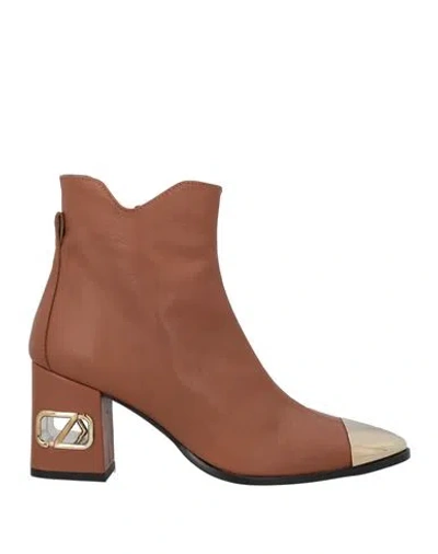 Ezzio Woman Ankle Boots Brown Size 7 Leather, Metal