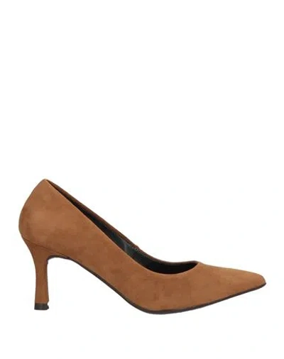 Ezzio Woman Pumps Camel Size 7.5 Leather In Beige