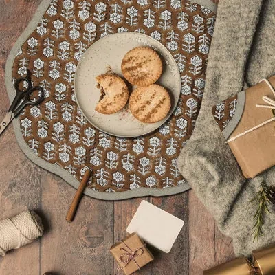 Fabdivine 15"luxe Scalloped Table Mats - Tulsi Buti In Brown