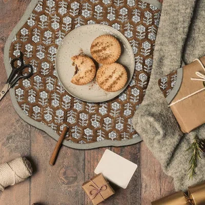 Fabdivine 15"radiant Scalloped Table Mats - Tulsi Buti In Rust