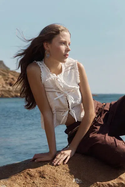 Fabrique Canoe Paisley Floral Cutwork Tie Front Sleeveless Blouse Top In Cotton In White