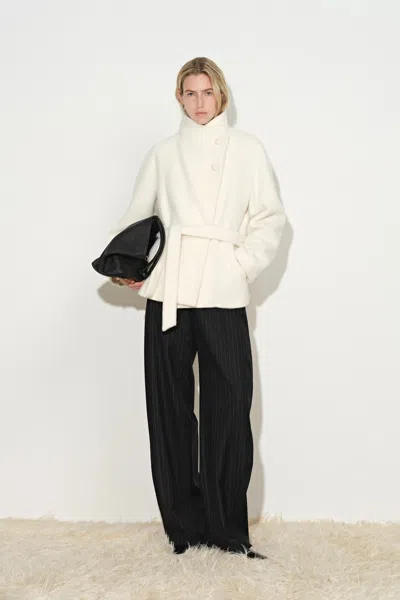 Fabrique Gwyneira Belted Textured Cropped Coat In Wool Alpaca Blend In White