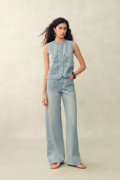 Fabrique Perla Embossed Flowers Sleeveless Round Neck Top And Jeans Matching Set In Cotton Denim In Blue