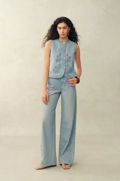 Fabrique Perla Embossed Flowers Sleeveless Round Neck Top In Cotton Denim In Blue