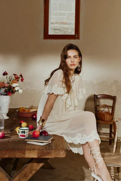 Fabrique Sophia Lace Embroidery Capelet Short Sleeve Dress In Silk Blend Crinkled Georgette In Yellow