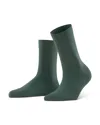 Falke Cozy Wool Blend Crew Socks In Hunter Green