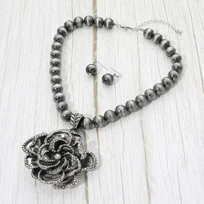 Fashnzfab Bold Western Floral Pendant Chunky Necklace In Metallic