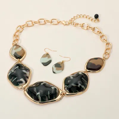 Fashnzfab Chunky Bold Resin Pebble Plate Link Statement Necklace In Gold