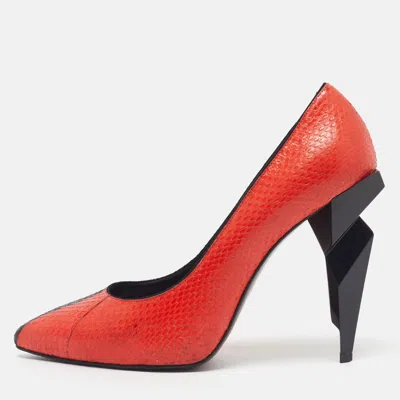 Pre-owned Fendi Assimétrico Size 40 Red/black Python Leather Block Heel Pumps