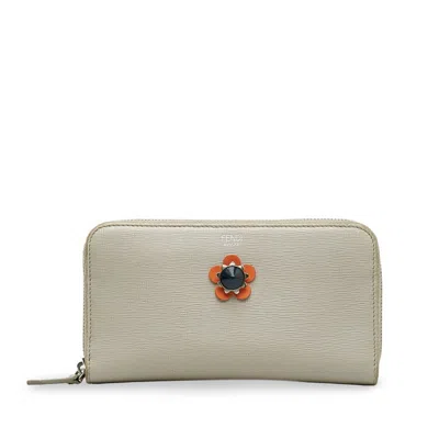 Pre-owned Fendi Beige Leather Long Wallet (bi-fold) () In Sand