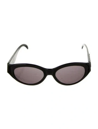 Pre-owned Fendi Cat-eye Tinted Sunglasses In Black