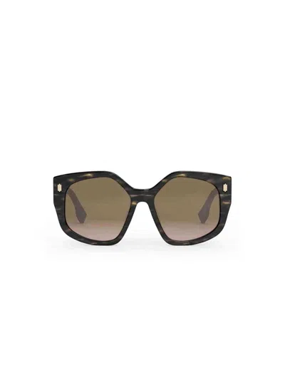 Fendi Fe40017f Geometric Sunglasses With Bordeaux In Multi