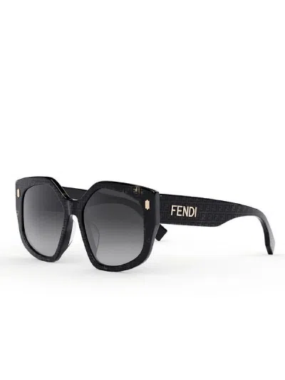 Fendi Fe40017f Geometric Sunglasses With Gradient Smoke Lens In Black