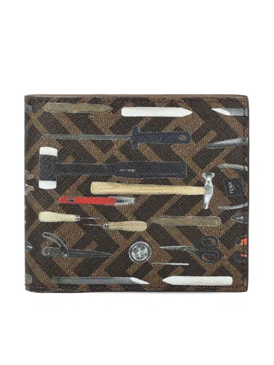 Fendi Graphic Printed Bi-fold Wallet In Tbmr/mlc+sand+p