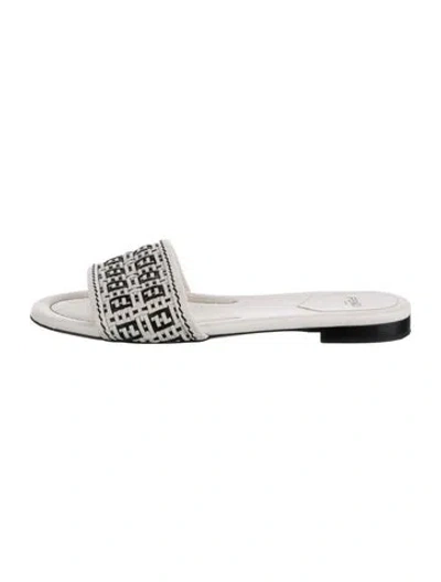 Pre-owned Fendi Leather Patterned Slides In White