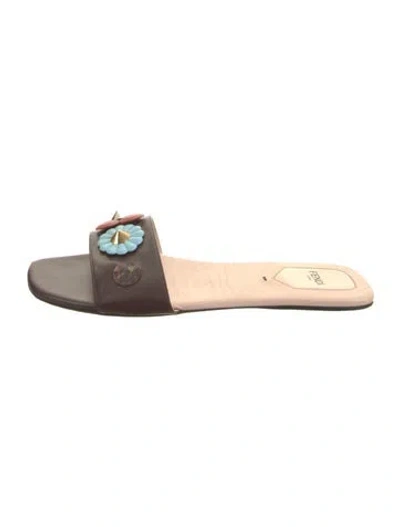 Pre-owned Fendi Leather Studded Accents Slides In Neutral