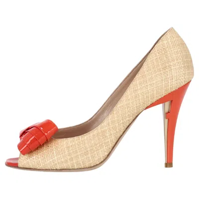 Pre-owned Fendi Raffia Peep-toe Pumps With A Patent Leather Bow In Sand