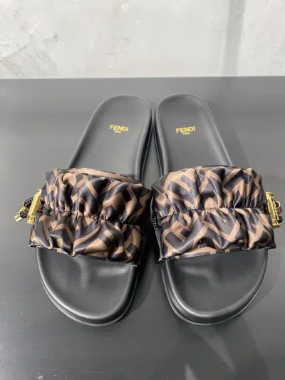 Fendi Round Head Slippers In Gray