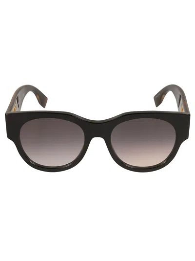 Fendi Round Wayfarer Sunglasses In Black