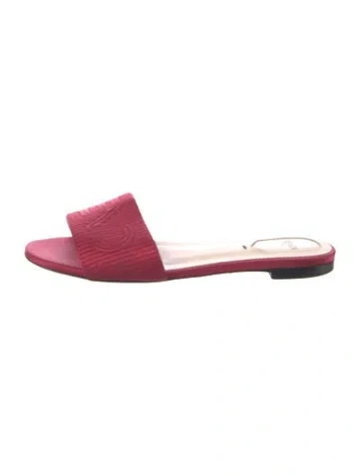 Pre-owned Fendi Satin Graphic Print Slides In Red
