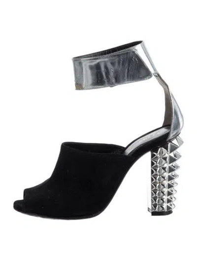 Pre-owned Fendi Suede Pumps In Silver