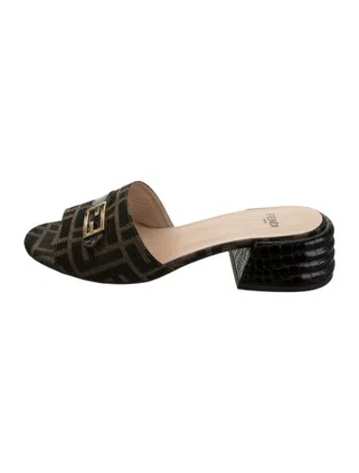 Pre-owned Fendi Zucca Ff Logo Canvas Slides In Brown