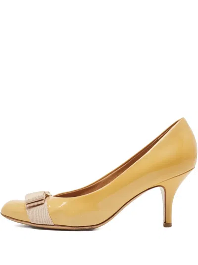 Pre-owned Ferragamo 100mm Bow-detail Pumps In Yellow