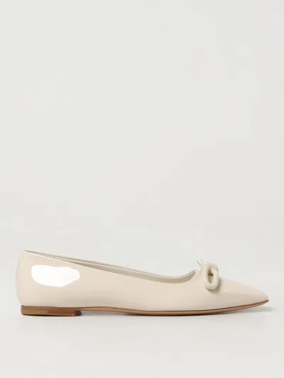 Ferragamo Annie Patent Leather Ballerina Flats In 米白色