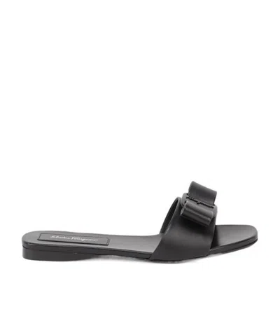Ferragamo Bow Decorative Flip-flops In Black