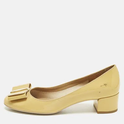 Pre-owned Ferragamo Bow Size 38 Beige Patent Leather Block Heel Pumps In Sand