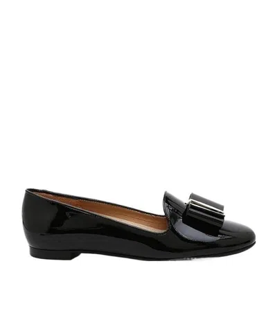 Ferragamo Bow-tie Decorative Flat Shoes In Black