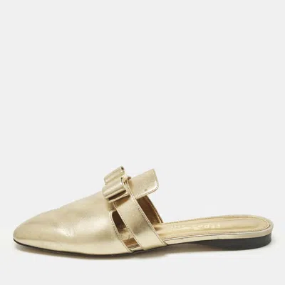 Pre-owned Ferragamo Briza Size 38.5 Gold Leather Flat Mules