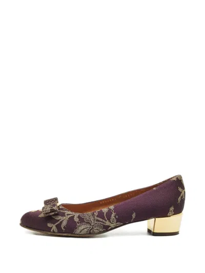 Pre-owned Ferragamo Brocade Bow-embellishment Pumps In Purple