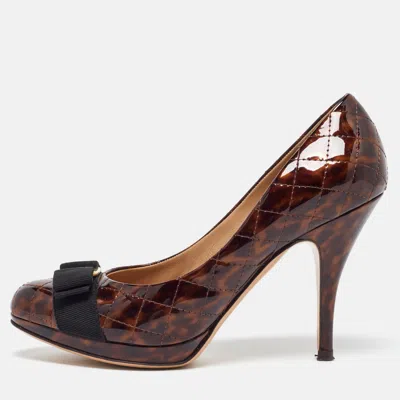 Pre-owned Ferragamo Brown Quilted Patent Leather Vara Bow Platform Pumps Size 38.5