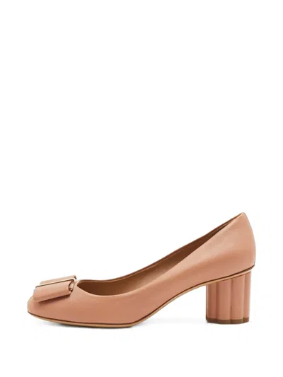 Pre-owned Ferragamo Capua Bow-detail Pumps In Neutrals