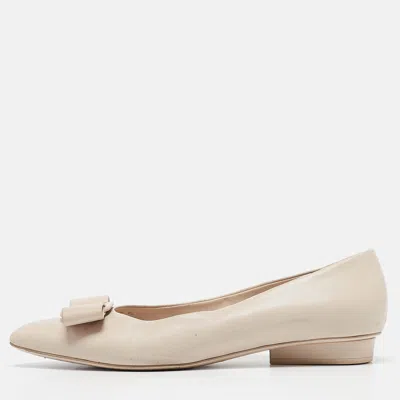 Pre-owned Ferragamo Cream Leather Viva Bow Ballet Flats Size 40